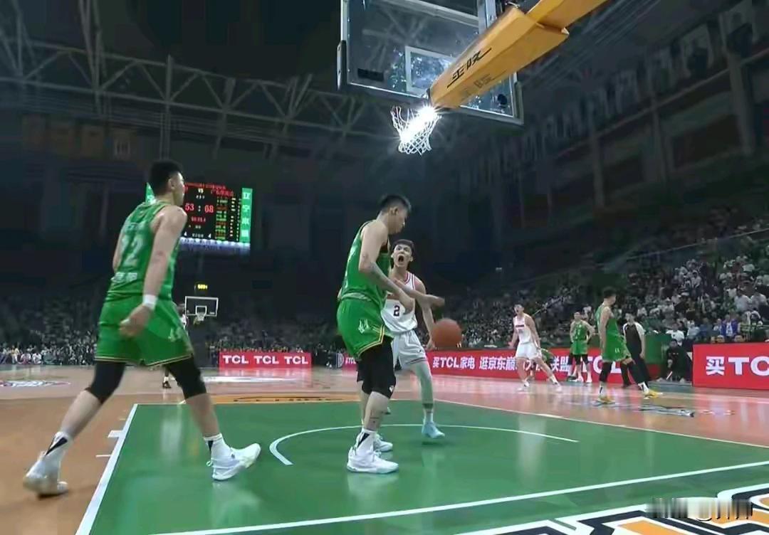 张镇麟这回不怒吼了，17投4中，得到15分，有周琦在怎么突破。
第一，辽宁男篮和