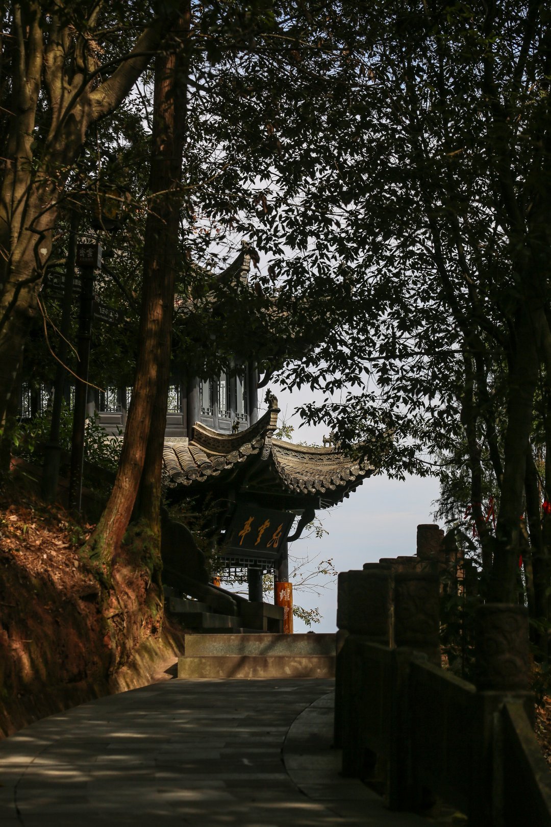 休宁齐云山景色，俯瞰齐云镇、登封桥，以及忠烈岩、寿字岩、栖真岩。  