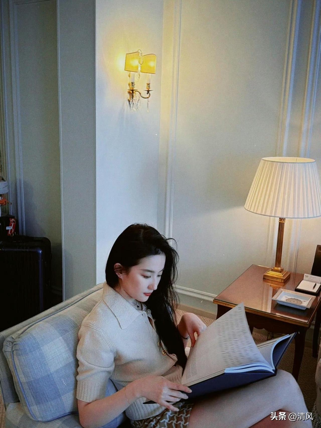 巴黎的晚风，

拂过塞纳河畔，

吹来了刘亦菲的温柔。

神仙姐姐站在窗前，
