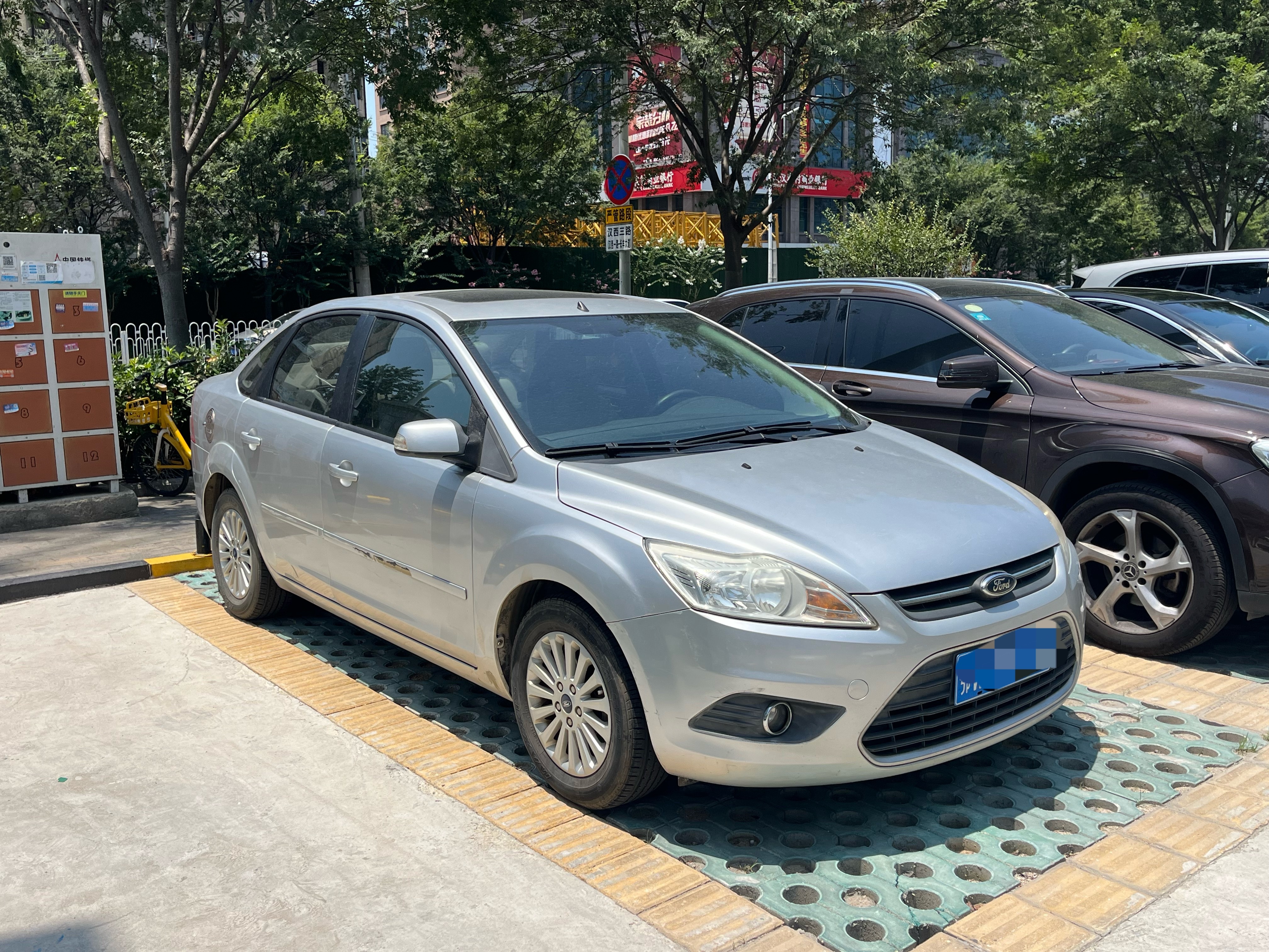 这么热的天出来收了个车，14年上牌福克斯1.8L自动挡三厢，而且是个高配的，带真