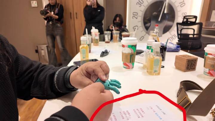 评论和私信提示，视频里有歌词，是ys和杭盖合唱一首歌（估计是某卫视的跨年吧？），