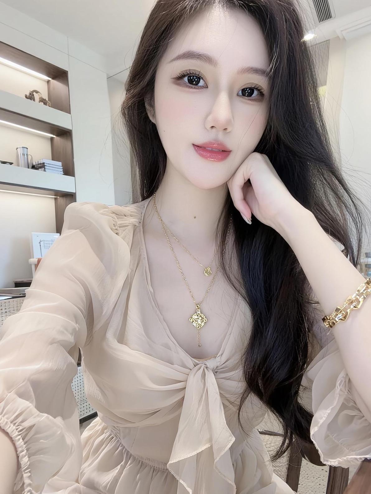 人心经不起试探，感情熬不过平淡，始于心动，终于失望，归于陌生。