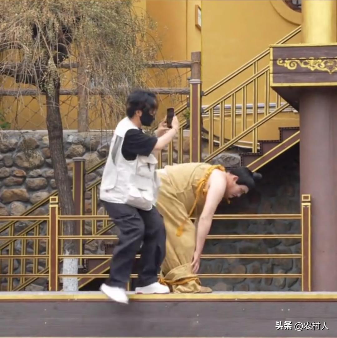 朱之文真能出洋相，在户外拍视频的时候，裤子差点掉了。幸亏摄影师提醒，要不然真露屁