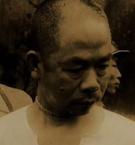 这不是剧照，而是吴石将军牺牲前，敌人给他拍下的最后一个镜头，此时的他表情凝重，尽