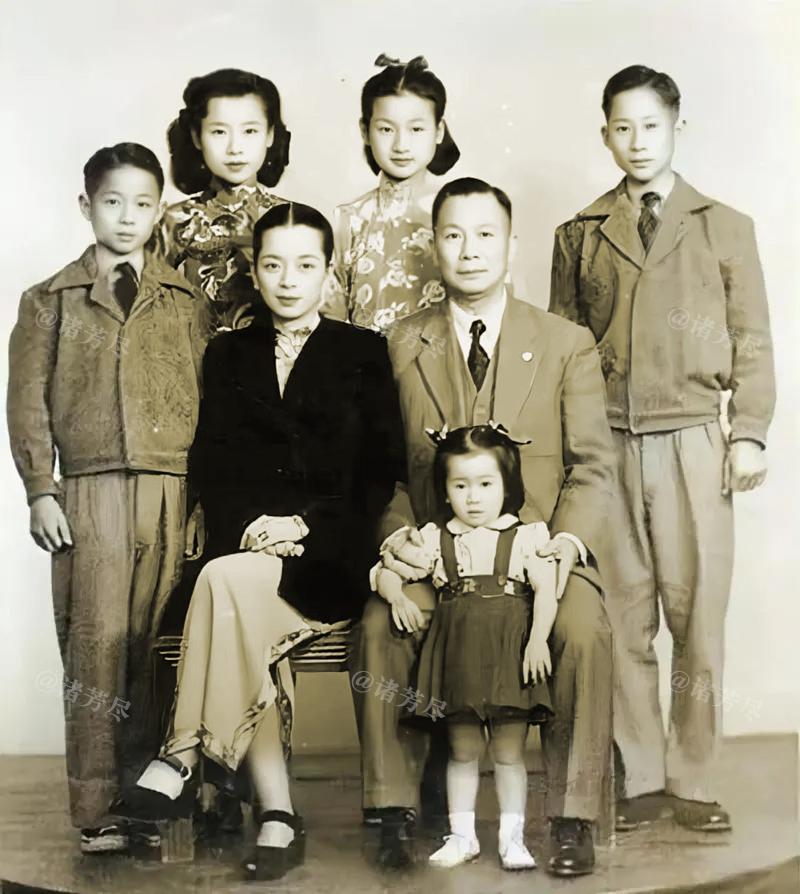 1948年，原南京市长刘纪文与妻子许淑珍和五个子女留下了这张全家福合影，不得不说