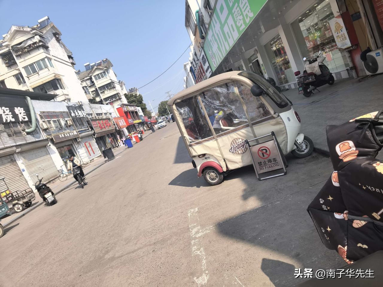 跟嫖看赌，一辈子痛苦。
我家楼下有一家麻将馆，三天两头，不是吵架就是打架。
这不