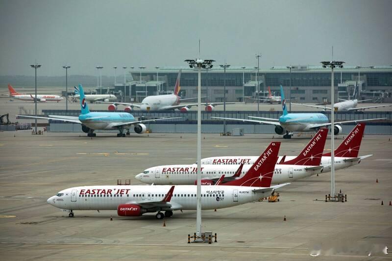 韩国客机头顶置物柜冒烟，旅客紧急疏散航班延误 海外新鲜事 韩国廉价航空公司易斯达