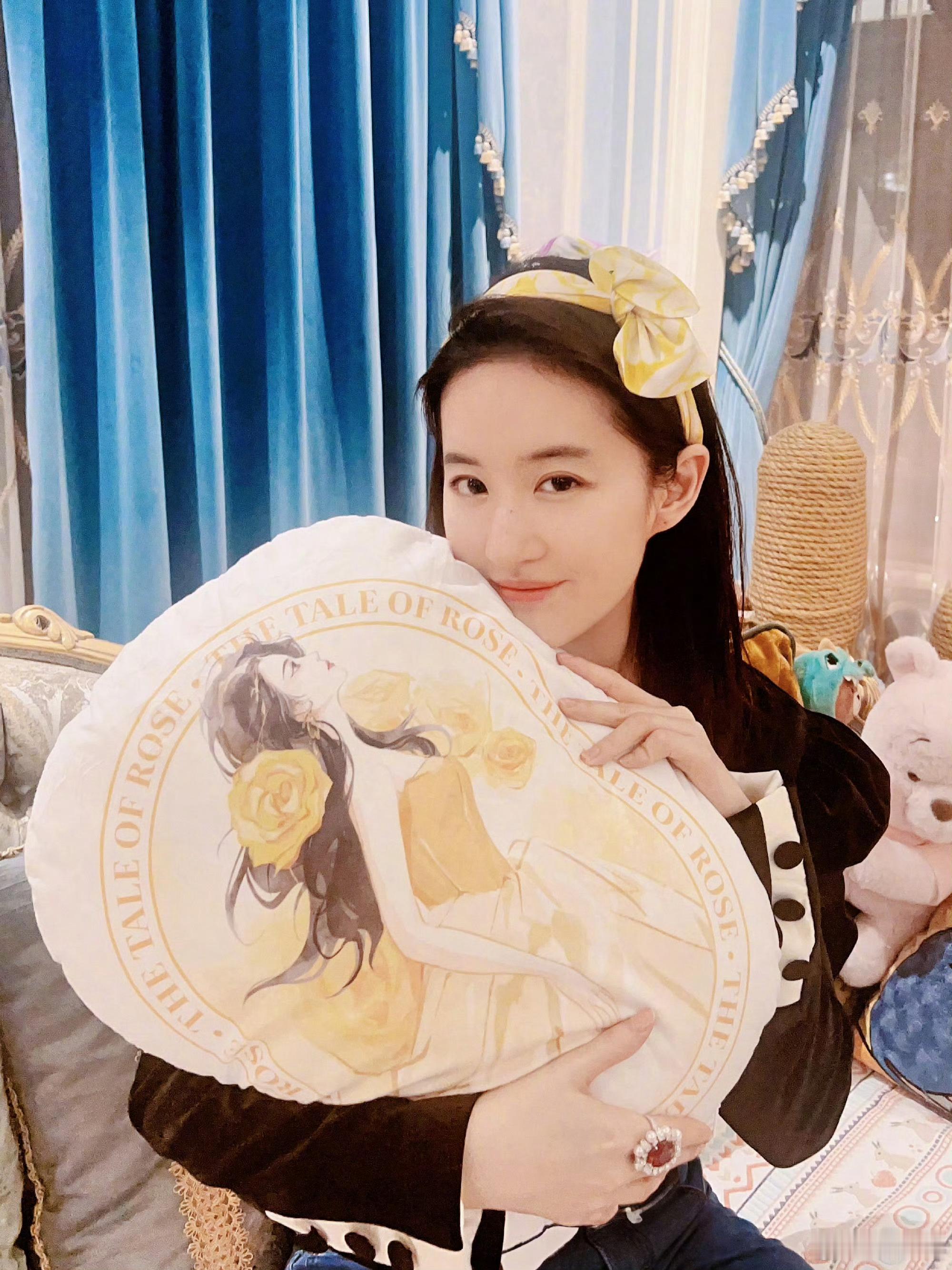 #刘亦菲晒玫瑰周边#刘亦菲今天是黄亦玫限定返场[送花花]要多多发照片呦，美貌永远