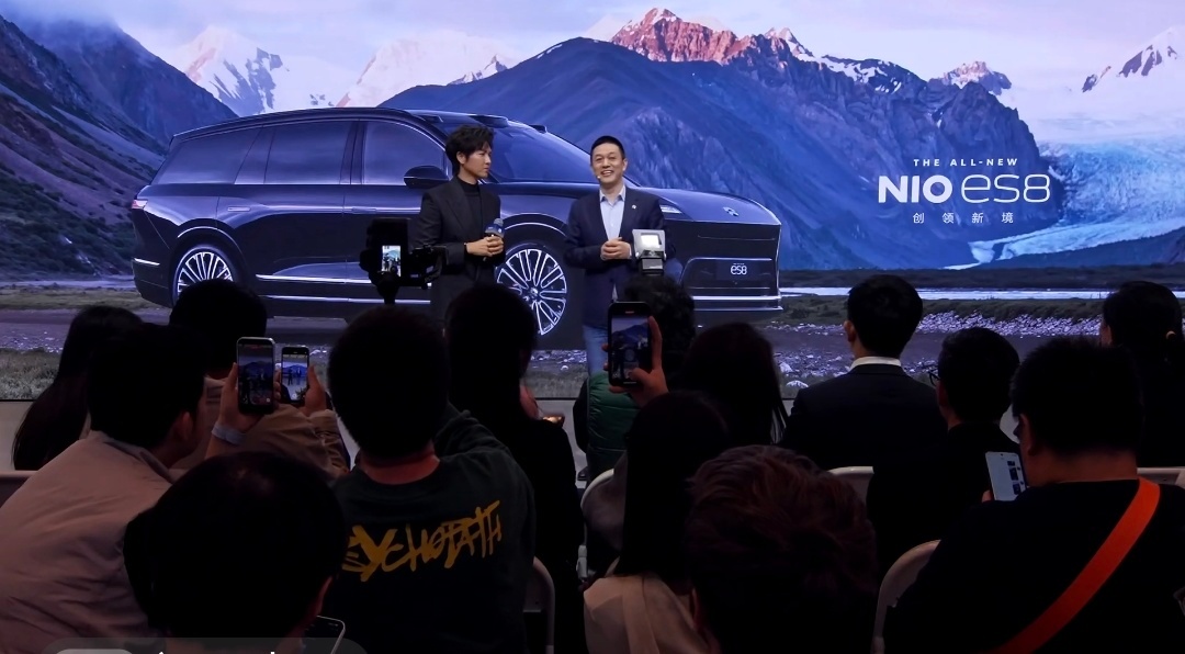 钟汉良也喜提ES8了，钟汉良跟斌哥是同龄人啊！明星确实不一样。 