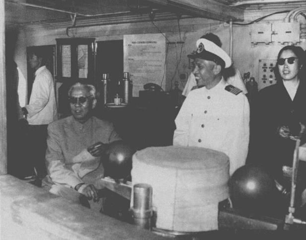 1960年5月15日，刘少奇乘“江峡”轮离开重庆赴武汉