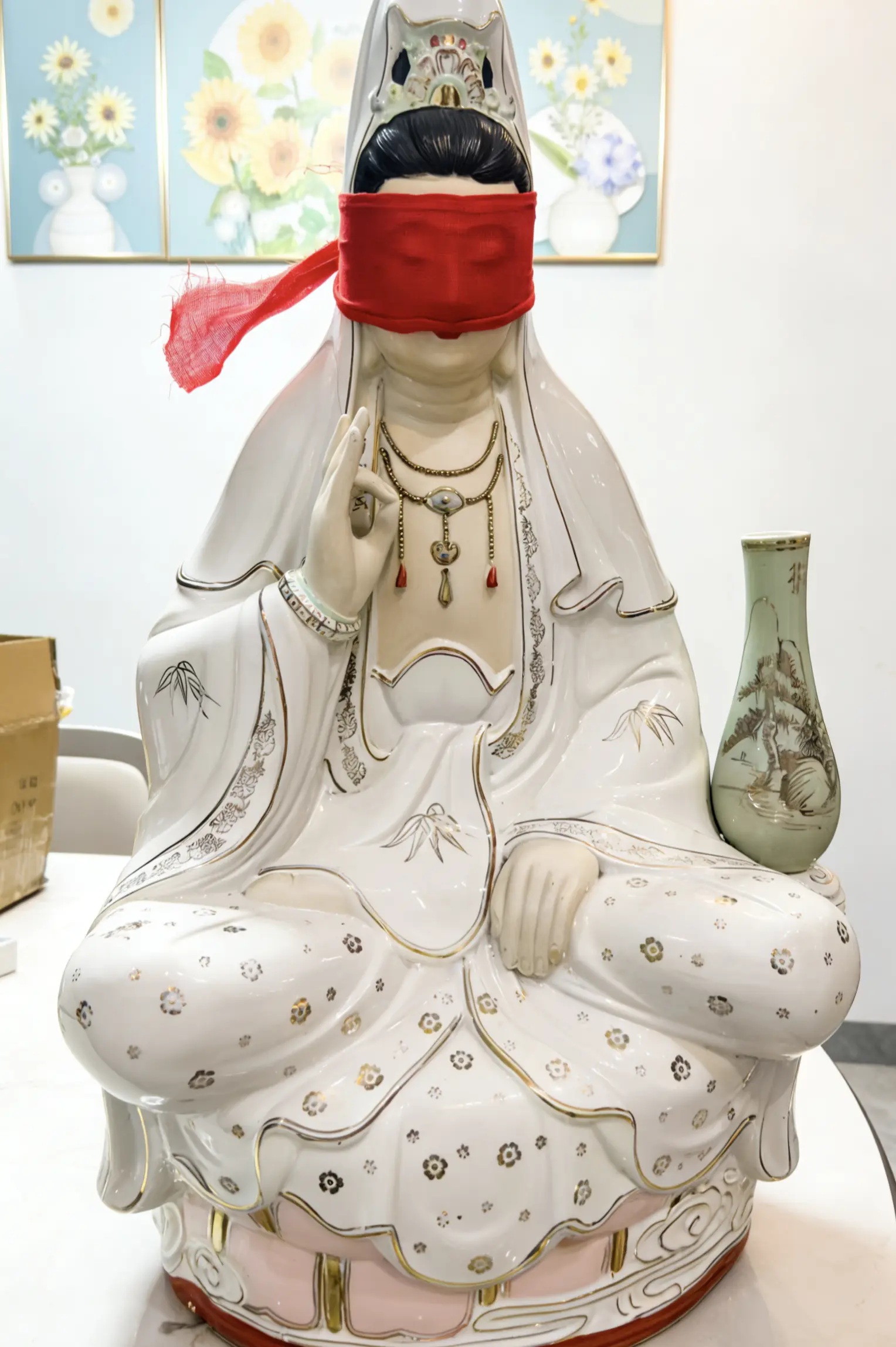 红布遮眸观世相，净瓶常贮万家春。