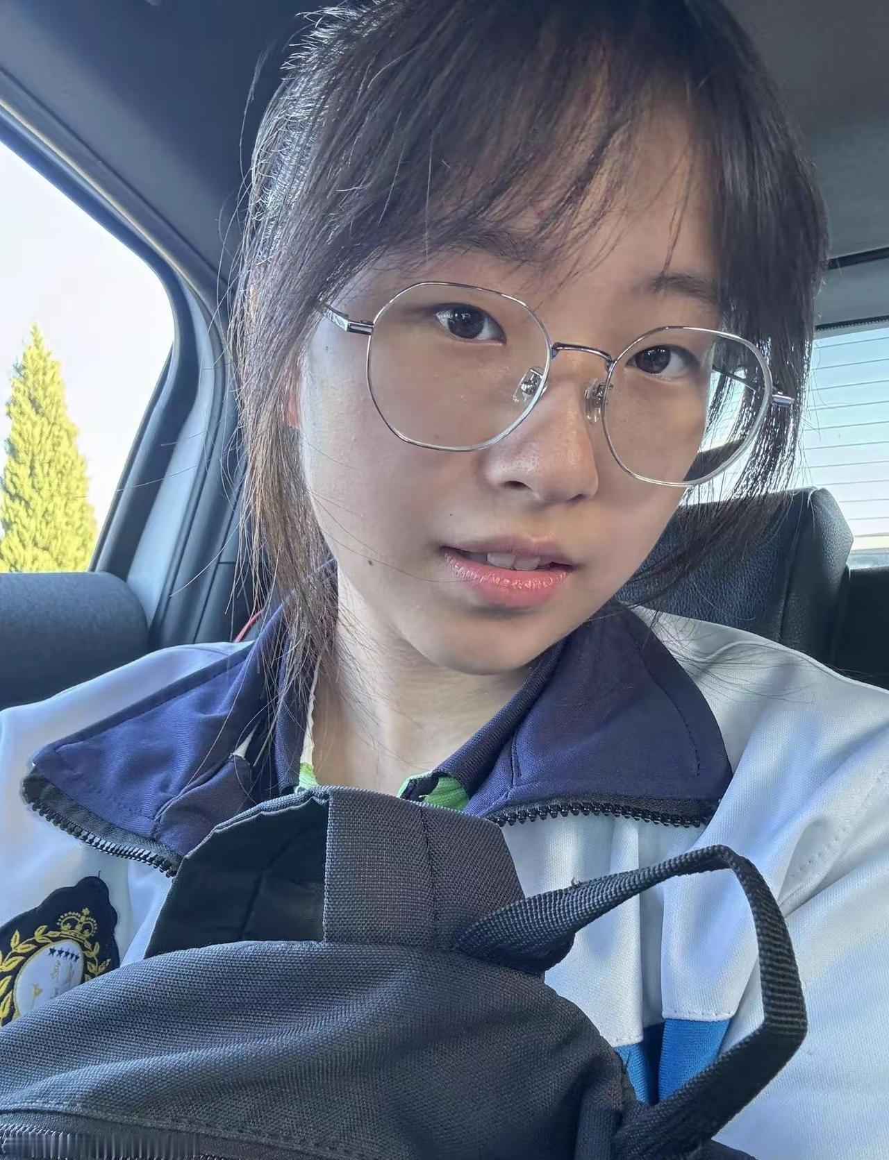 戴着眼镜的女生在车里自拍。 共享美人靓照 有哪些女生日常好看穿搭可以借鉴