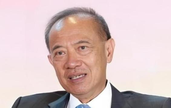 新加坡前外长杨荣文曾说：“不要看美国动不动就威胁中国、制裁中国，其实美国从根本上