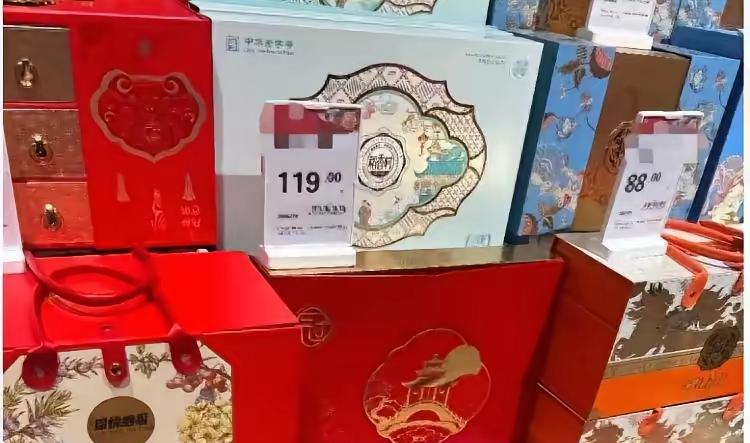 最近刷短视频，有人说：今年月饼彻底卖不动了。

以前我还不太相信，直到看看自己家