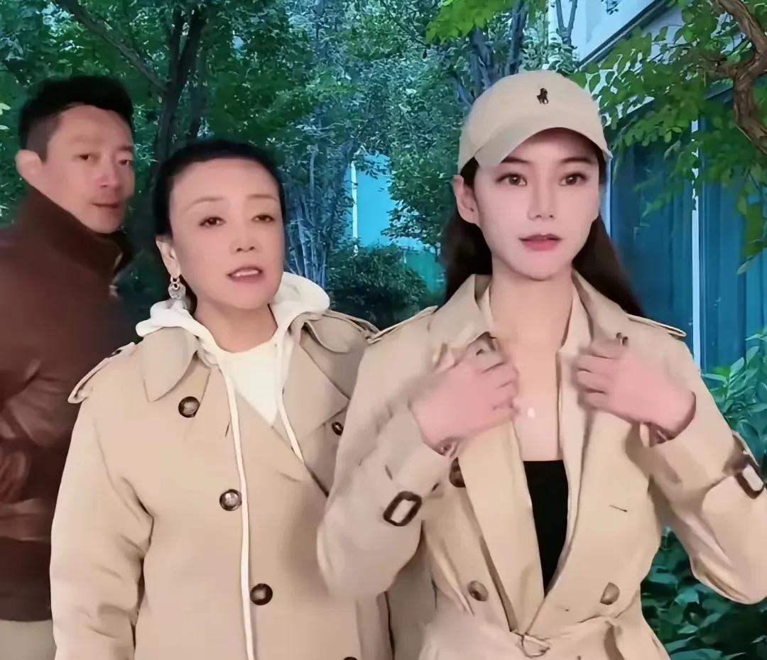 现在真是夫妻甜蜜，母慈子孝啊。
谁能想到这一家人的风头被黄晓明和叶柯生生给抢去了