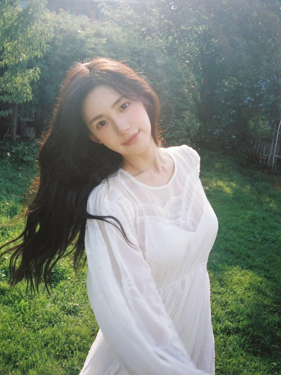 阳光洒下的午后，温柔少女在绿意盎然的花园中微笑。美女欣赏图片 分享美少女倩影 花