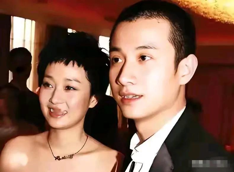 当年马伊琍风华正茂，脸上还有婴儿肥，文章这个弟弟深爱着这个姐姐。随着马伊琍岁数增