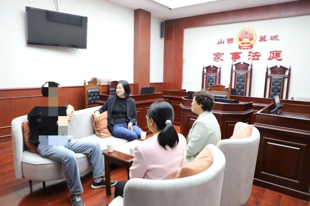 近日，翼城法院特邀2名心理咨询师，在青少年法治教育实践基地对一名已服刑期满的未成