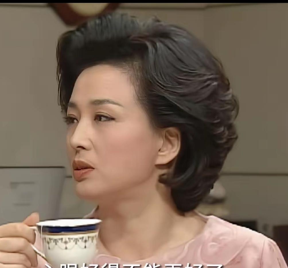这个女人可真是名副其实的大美女！高端大气，优雅漂亮。她有着高贵的气质，又温文尔雅