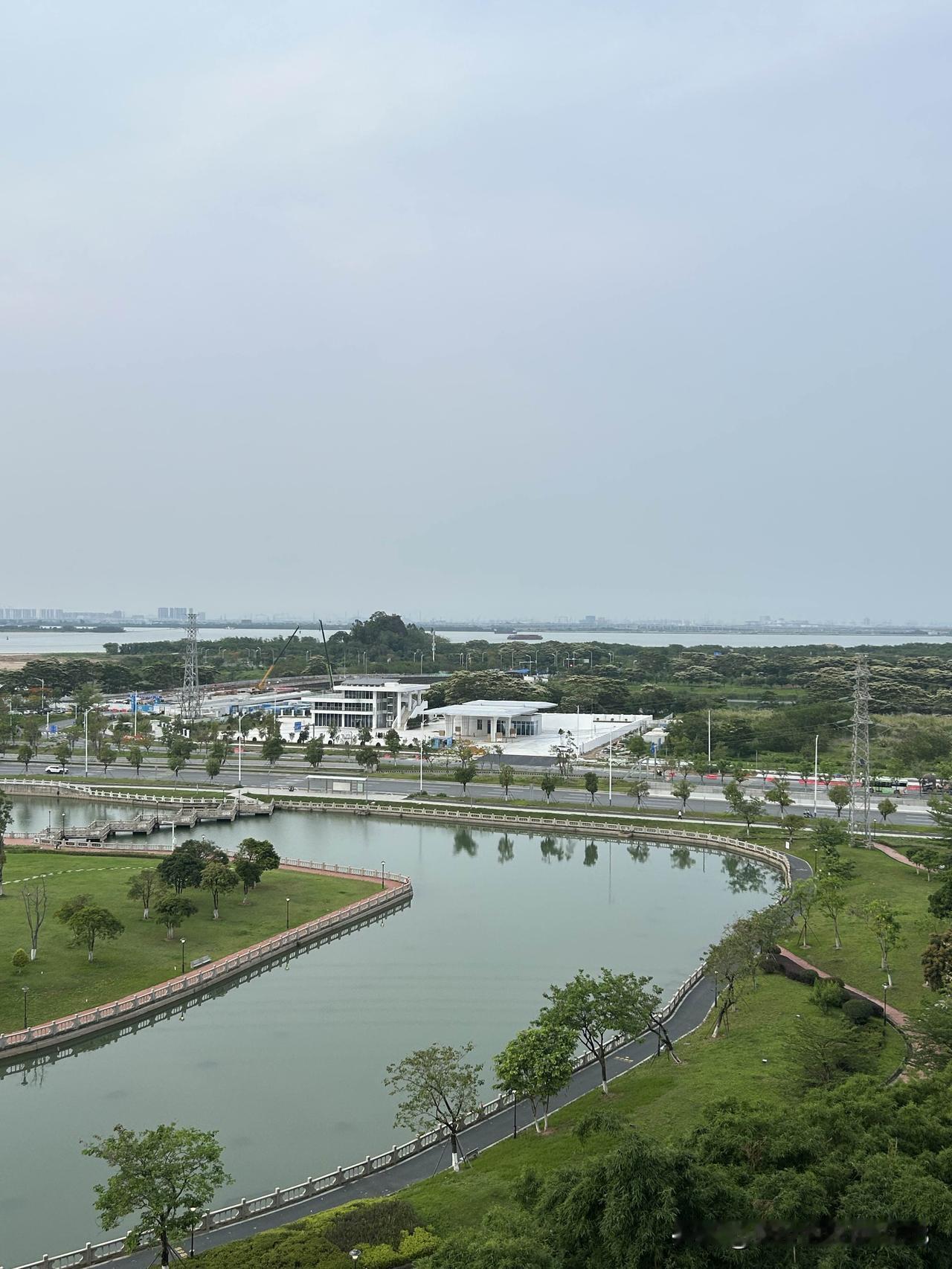 中山市经济远不如东莞市，人口也远不如东莞市，但是中山市的房租价格却远高于东莞市。