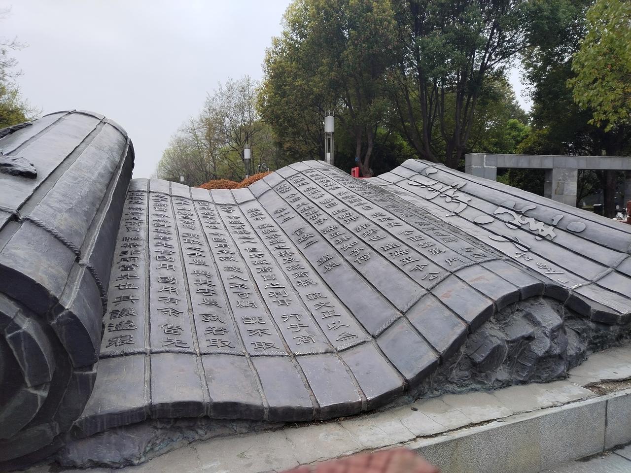 【趣联联趣】
上联：蓝桥水岸云英在
下联：？
【一字千金】
《清明》
风兴秦汉雨