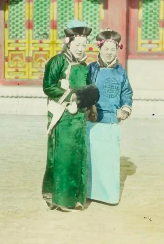 这两张照片有意思。拍摄于1918年的紫禁城，照片上的女人是满族女子，从打扮上来看