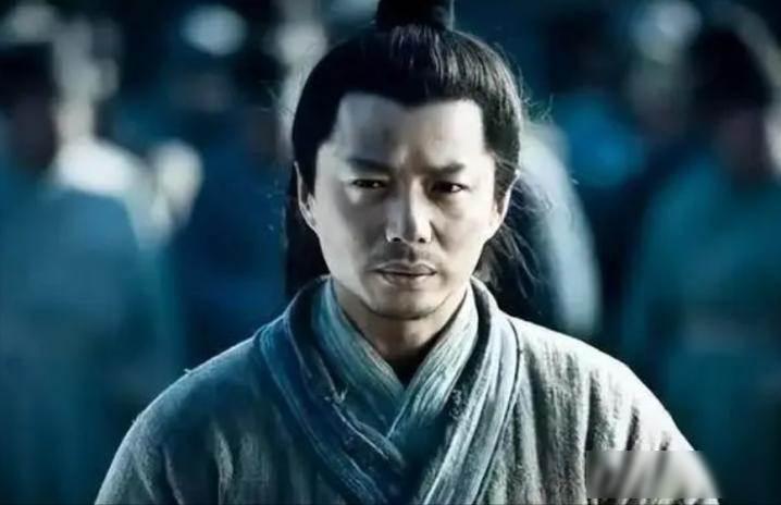 这二人不死，刘邦根本不敢动韩信，可惜这两个人全被韩信给杀了
韩信总背着把剑，淮阴