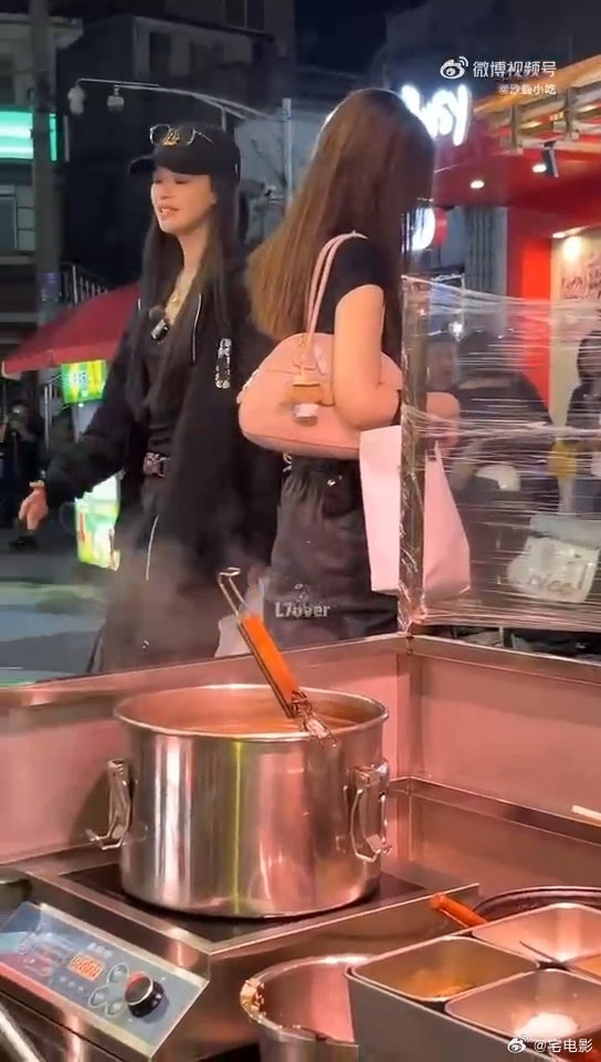 偶遇李小冉孙怡牵手逛夜市不想睡的星期五难得的偶遇画面，李小冉与孙怡手牵手穿梭夜市