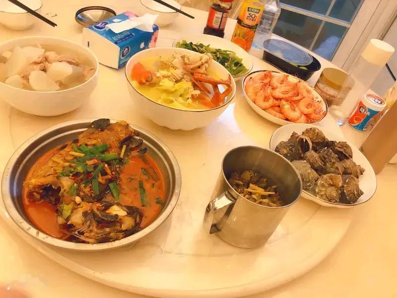 51岁的老胡在武汉阳逻雅斯特酒店入住时犯病，托朋友送药。朋友9点19分赶到前台，