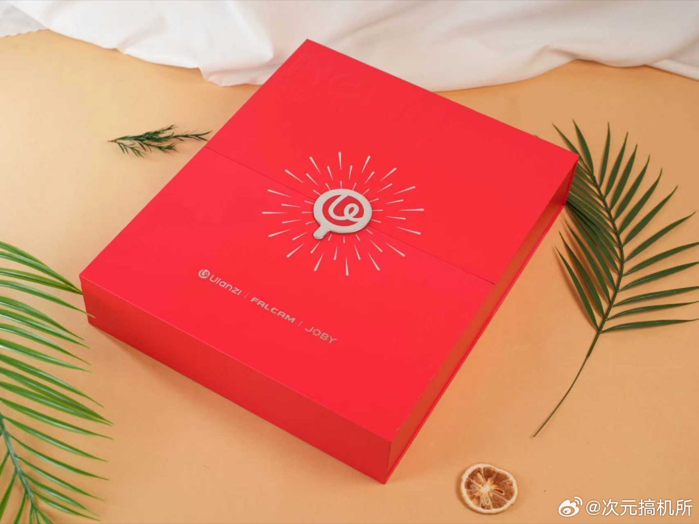 开工大吉！今天收到优篮子超有心的新年礼盒，里面的三脚架稳稳当当，寓意新年也要脚踏