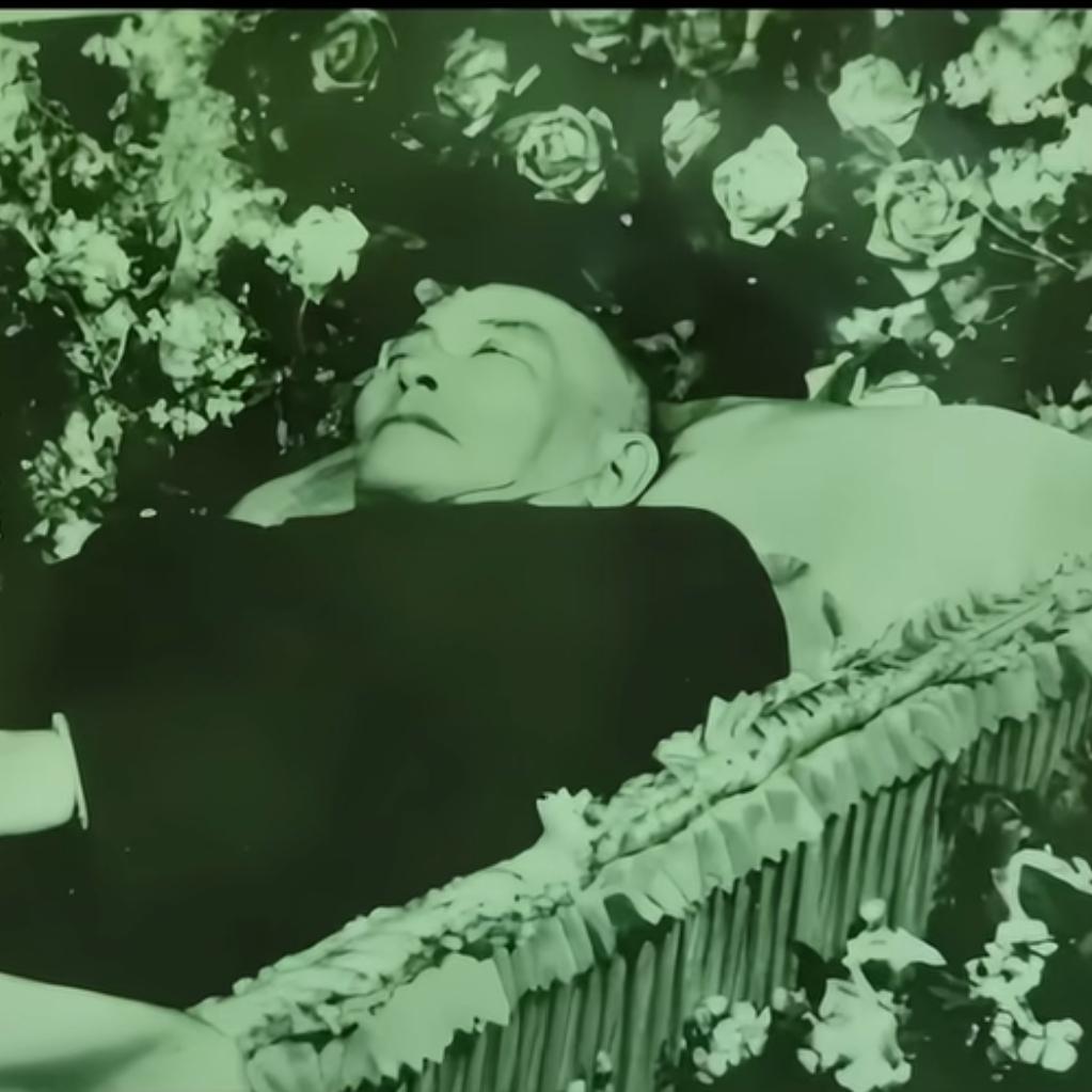 1959 年，李济深先生的告别仪式之上，定格下了这样一张罕见的珍贵镜头。画面里的