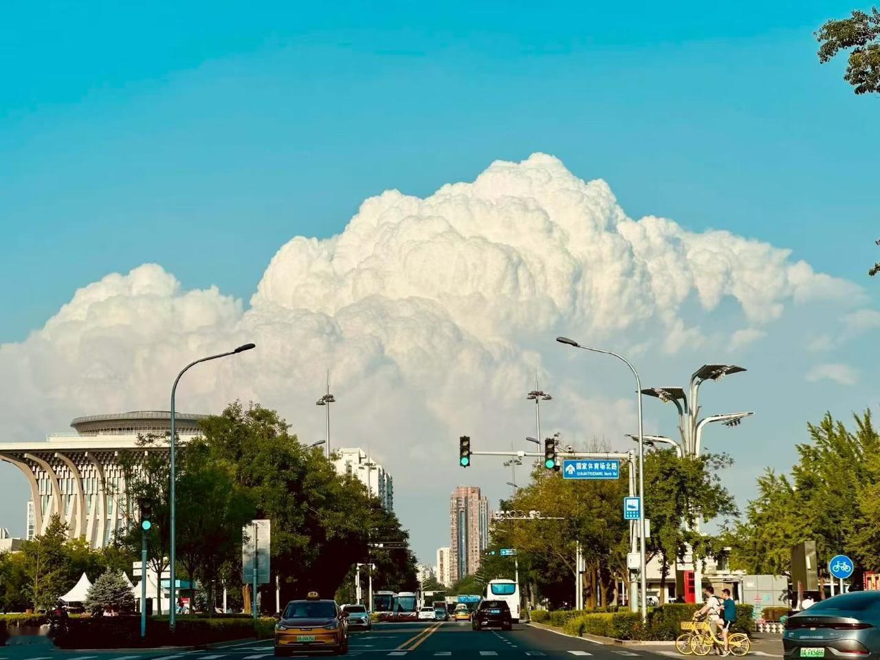 昨天旁晚，京城东北部天空出现了一大片巨型棉花糖云海城堡——浓积云。

时值盛夏，