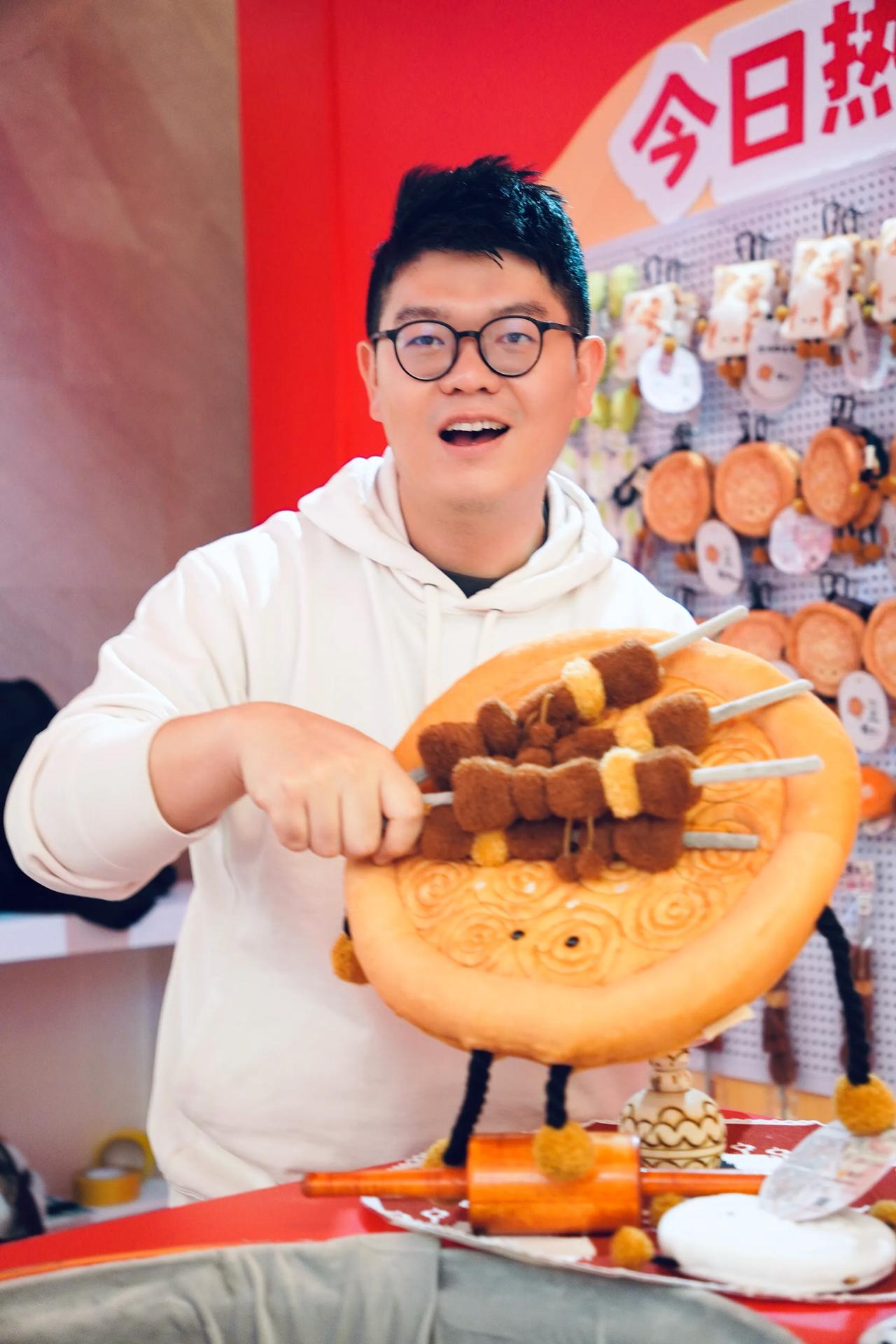 🫓绒馍馍带领各地毛绒美食集合啦！！！
🥢新疆烤馕和羊肉串、广州早茶叉烧包、武