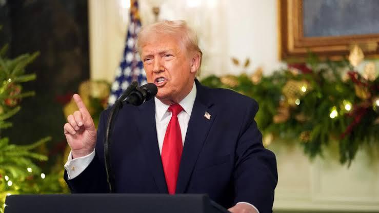 特朗普骂了教皇，然后删了那张耶稣图


周日深夜，特朗普在真相社交发了330字，