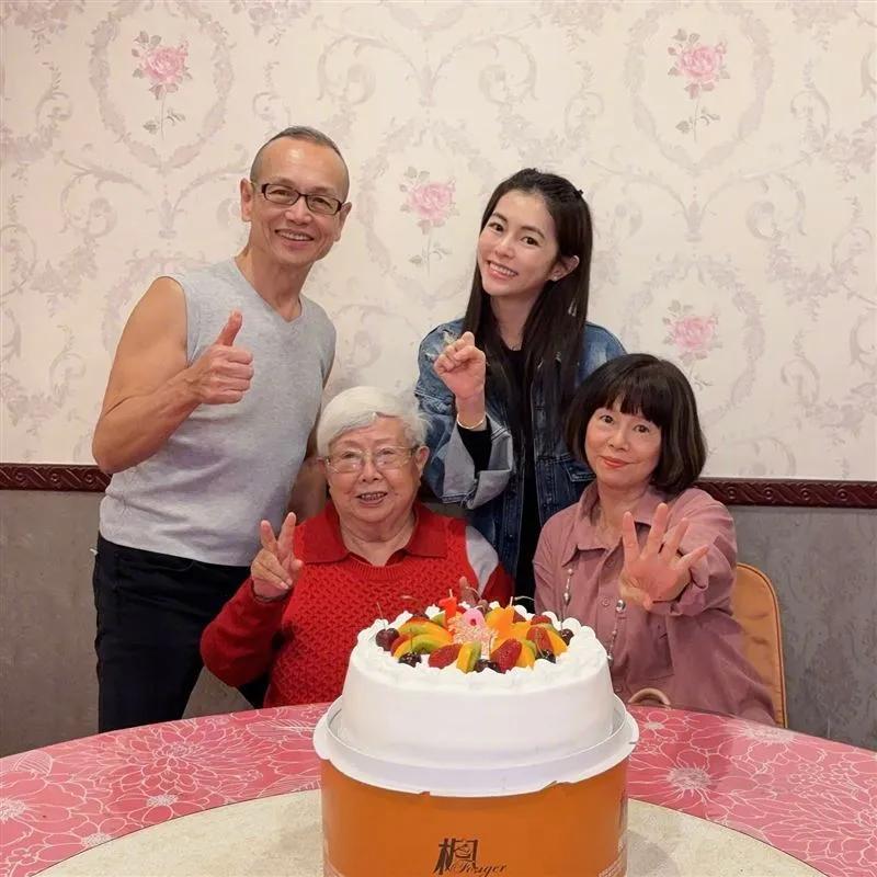 Selina为104岁外婆庆生，温馨画面惹人羡!🌟近日，Selina任家萱在社
