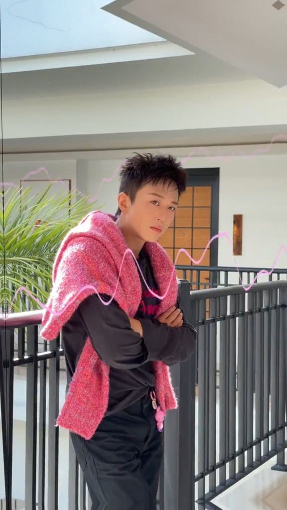 邓超鹿晗穿亲子装哈哈哈哈哈这段亲子装名场面太好笑了，邓超不仅穿搭和鹿晗统一，还特