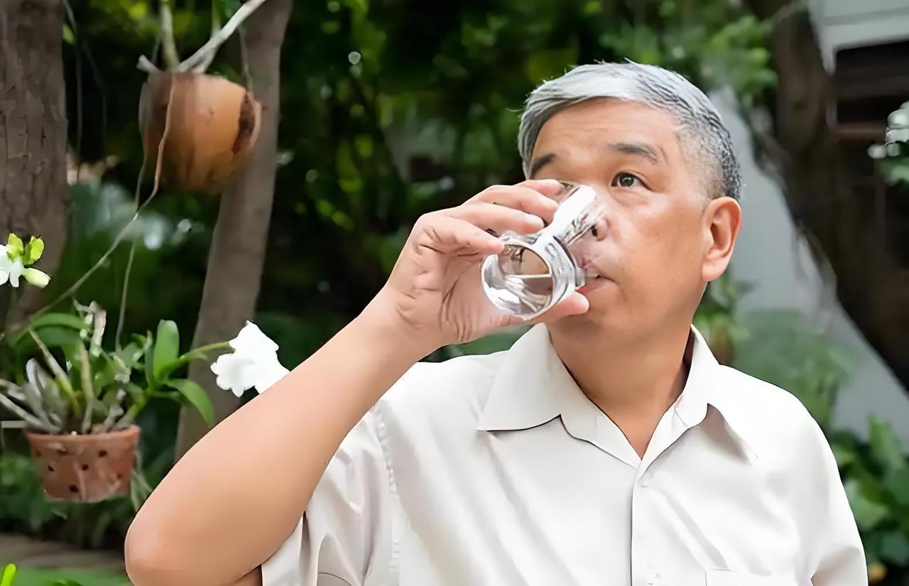 起床到底是先喝水还是先吃饭? 起床到底先喝水还是先吃饭，这事儿没有标准答案，得看