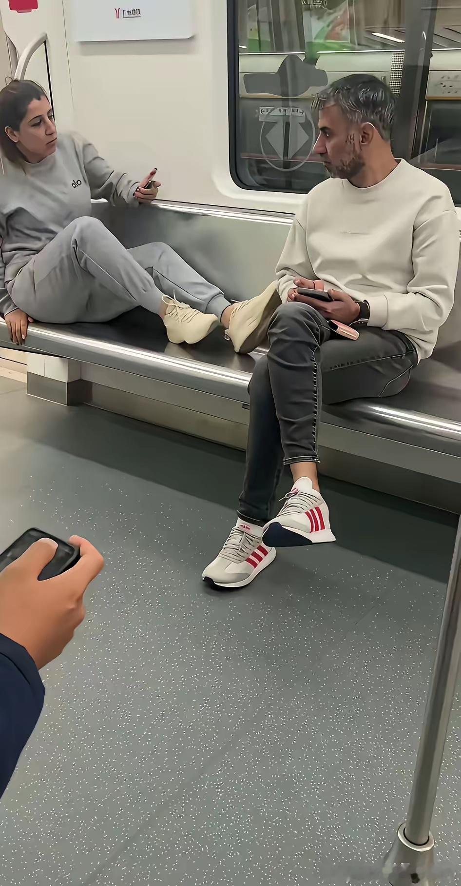 印度人在广州地铁上旁若无人的态度，让很多人觉得实在反感。印度人的自信是无与伦比的