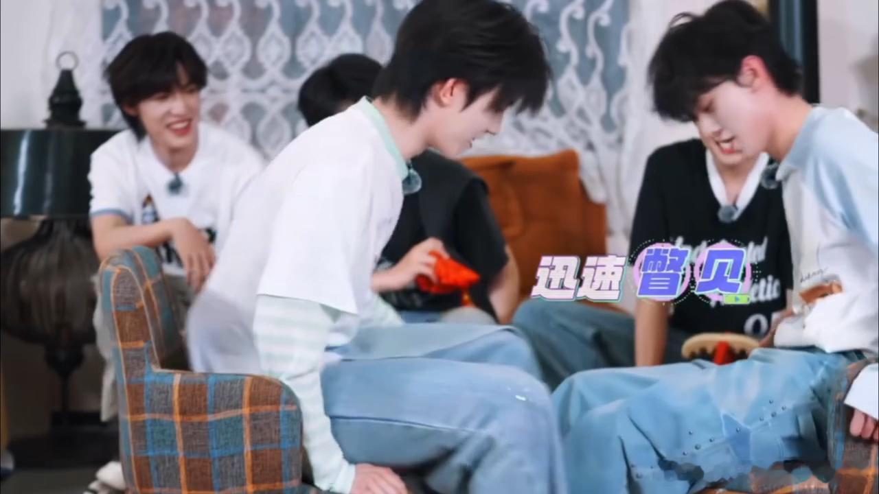 苏新皓放水左航左航苏新皓这叫智取宝贝游戏名场面太有意思！左航脑洞全开，靠着痒痒攻