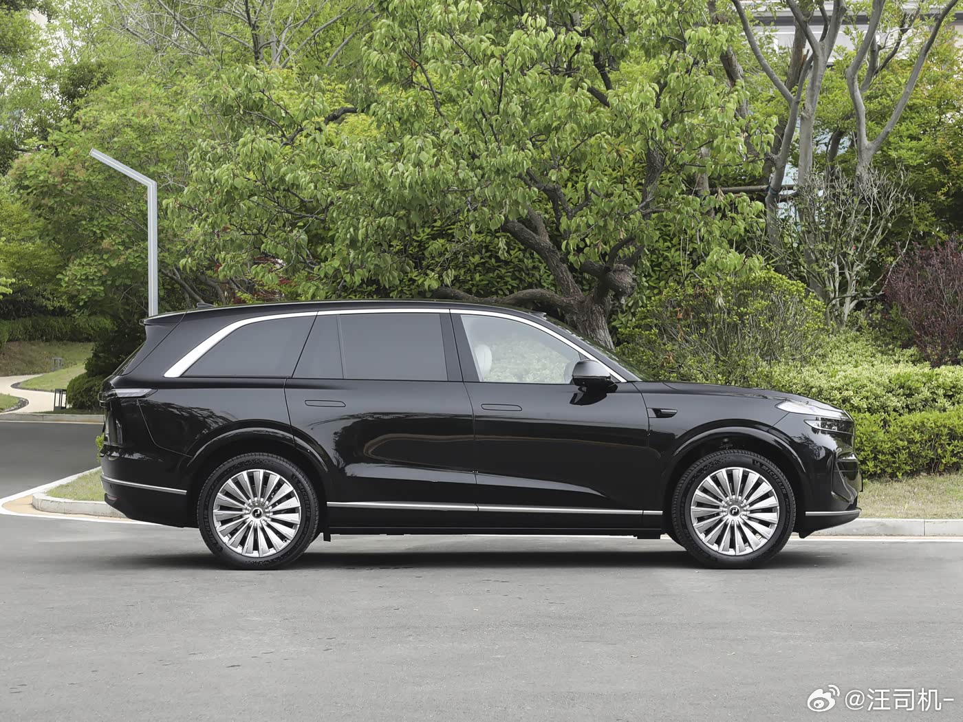 一些车有反映L90向右跑遍，我想是不是因为这个轮圈的原因？辐条和燃气轮一样，左边