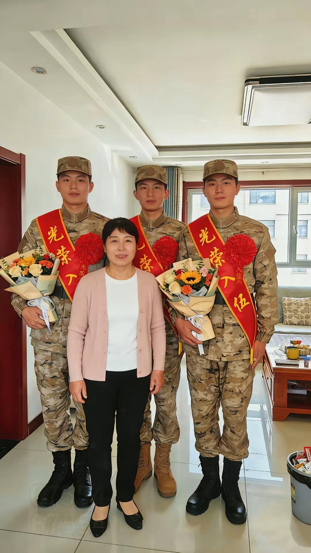 三胞胎亲兄弟，同时光荣参军入伍，这是我军历史上绝无仅有的纪录，要打破这个纪录，也