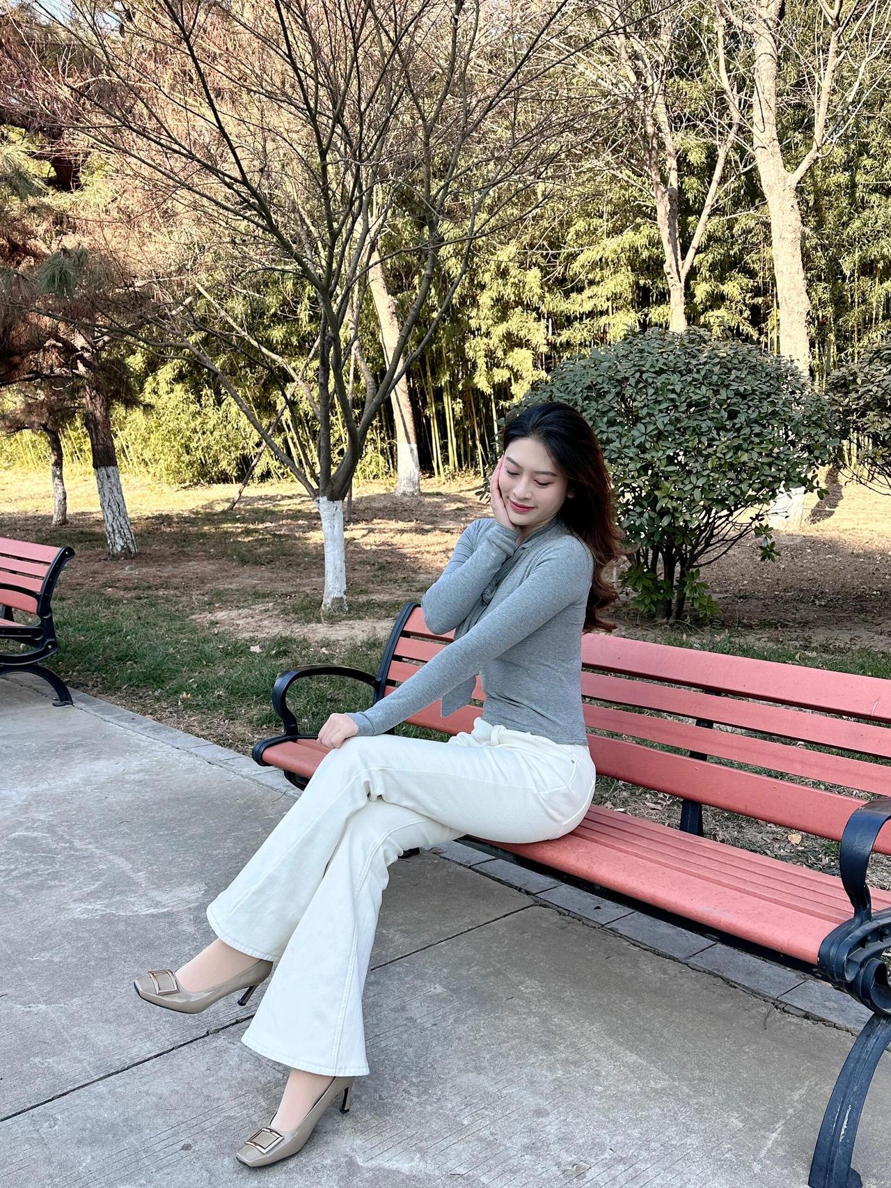 长椅上的松弛
 
今天的阳光是偷来的
落在灰针织衫的纹路里
像去年冬天没化的雪