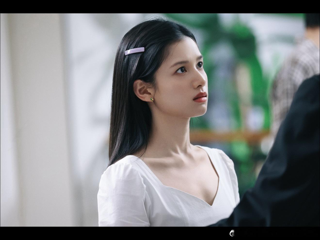 成年后的苗靖完全魔丸来的长大之后的苗靖妥妥魔丸附体，随性张扬，陈异这下算是碰上最