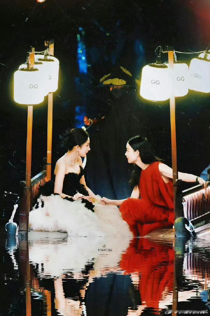 #倪妮拿到了杨幂的绣球# 我还以为是结婚的绣球！原来是美女们的友好互动[笑cry