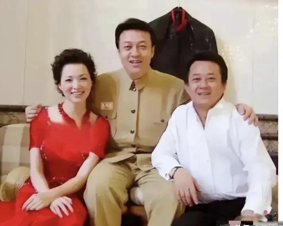 同样都是坐着的，怎么中间这一位男士高出这么多，难道他的身高有在180以上？穿玫瑰