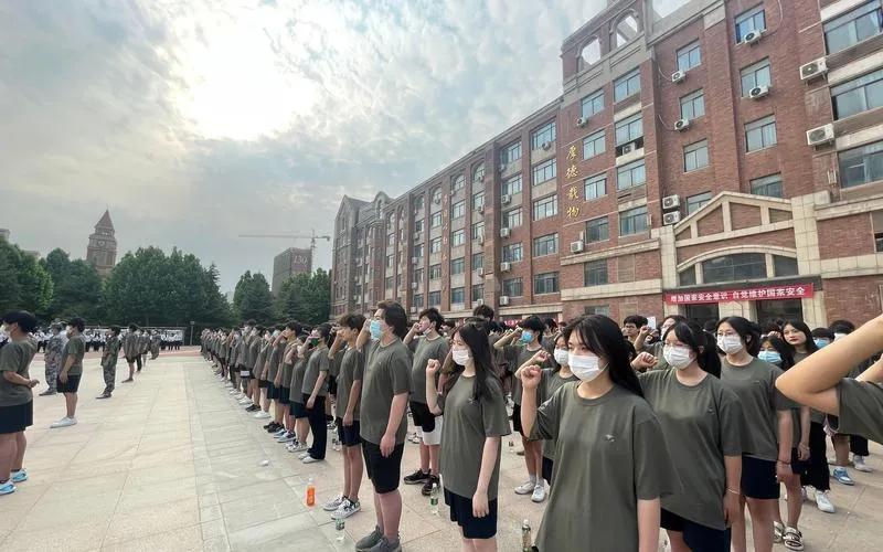 是不是今年有啥重大新闻我错过了？
往年那些中专技校不是高中都快开学了还没招满吗？