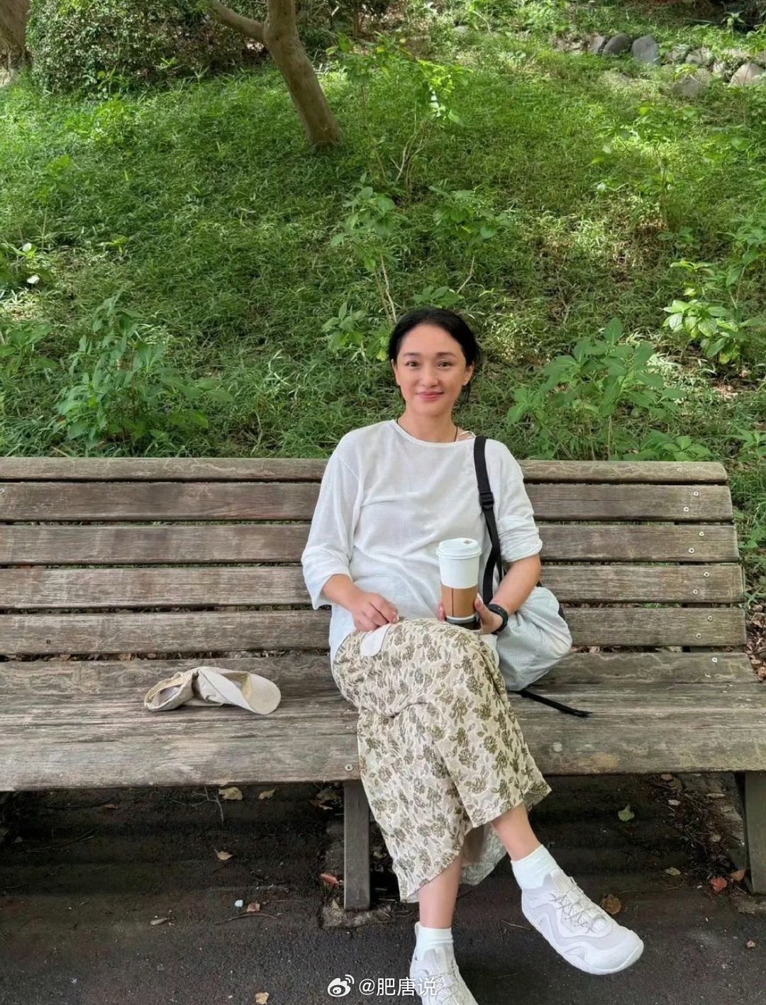 周迅生图状态✨褪去精致包装，松弛感太难得周迅最新户外近照流出🌿一身简单白衣搭配