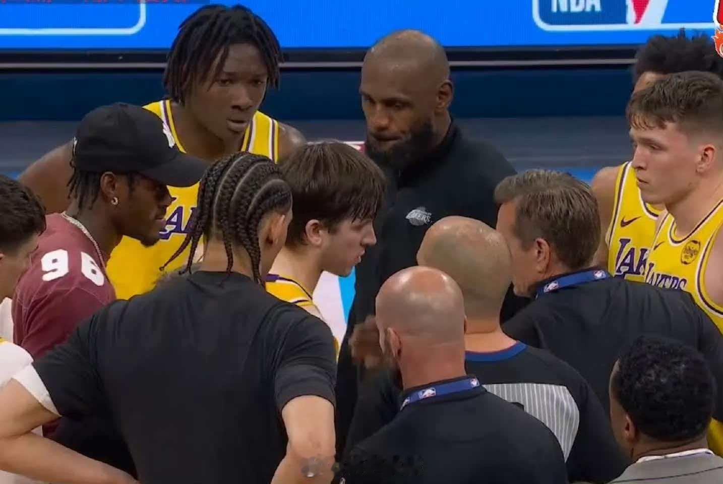 雷霆众将围在一旁笑看湖人与裁判交谈5月8日NBA西部次轮G2后，湖人因判罚争议全