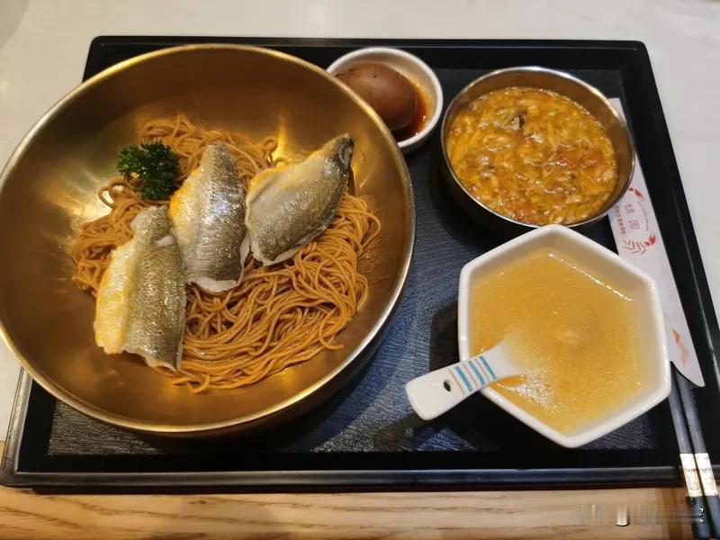 你能想象吗？一家卖着100元一碗面的网红面馆，后厨居然是个“垃圾场”！
上海徐汇