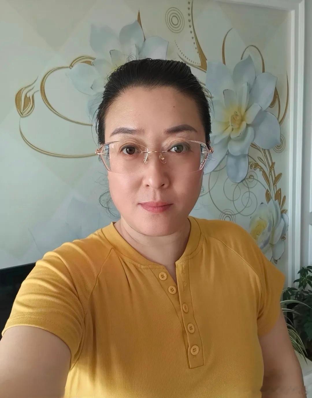 戴上眼镜果然感觉不一样了 